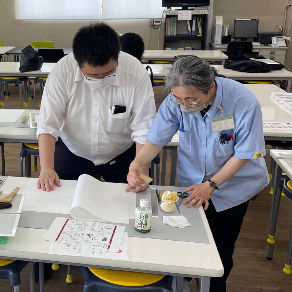 平面の紙が、３次元の「本」に変わる瞬間に立ち会う。